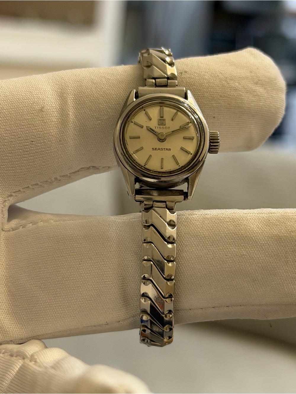 Vintage Tissot Seastar Women's Watch 17J Manual Wind Cal 715 Swiss Made